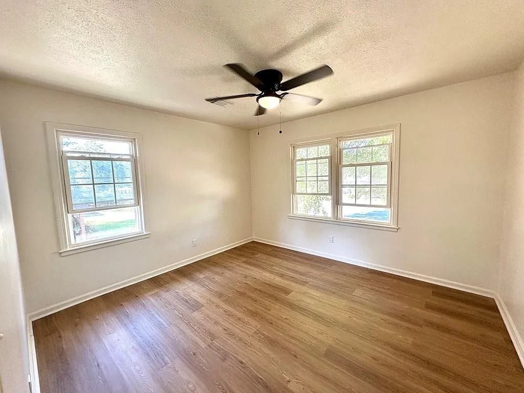 352 Henson Ave - Photo 5 of 11