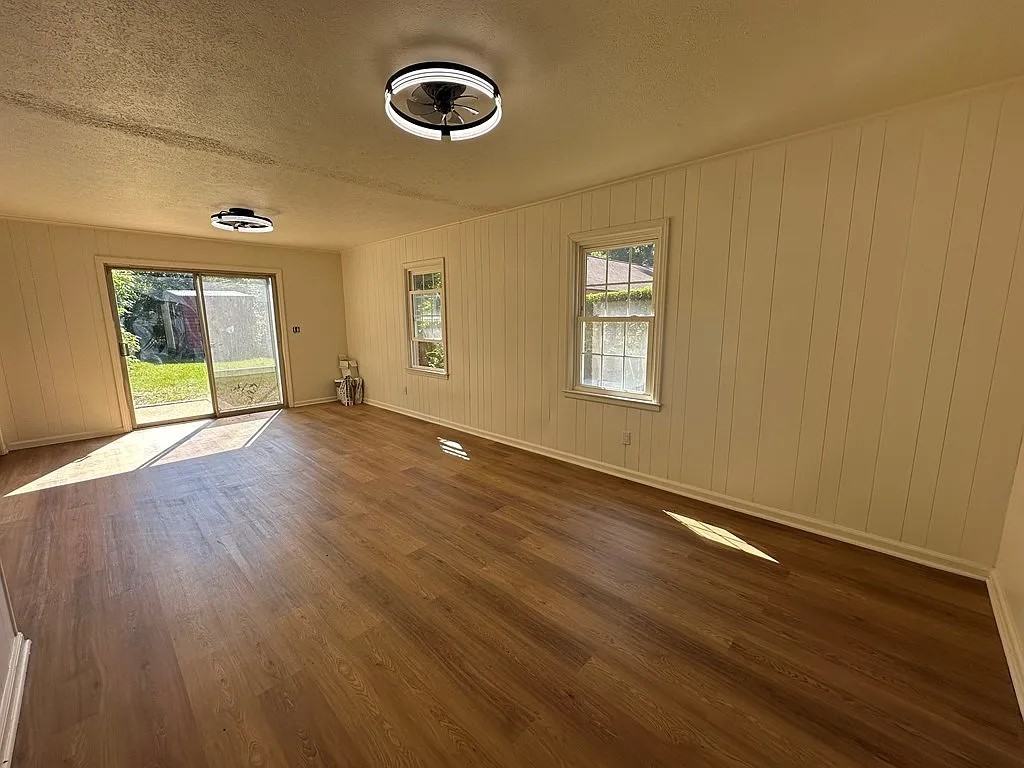 352 Henson Ave - Photo 6 of 11