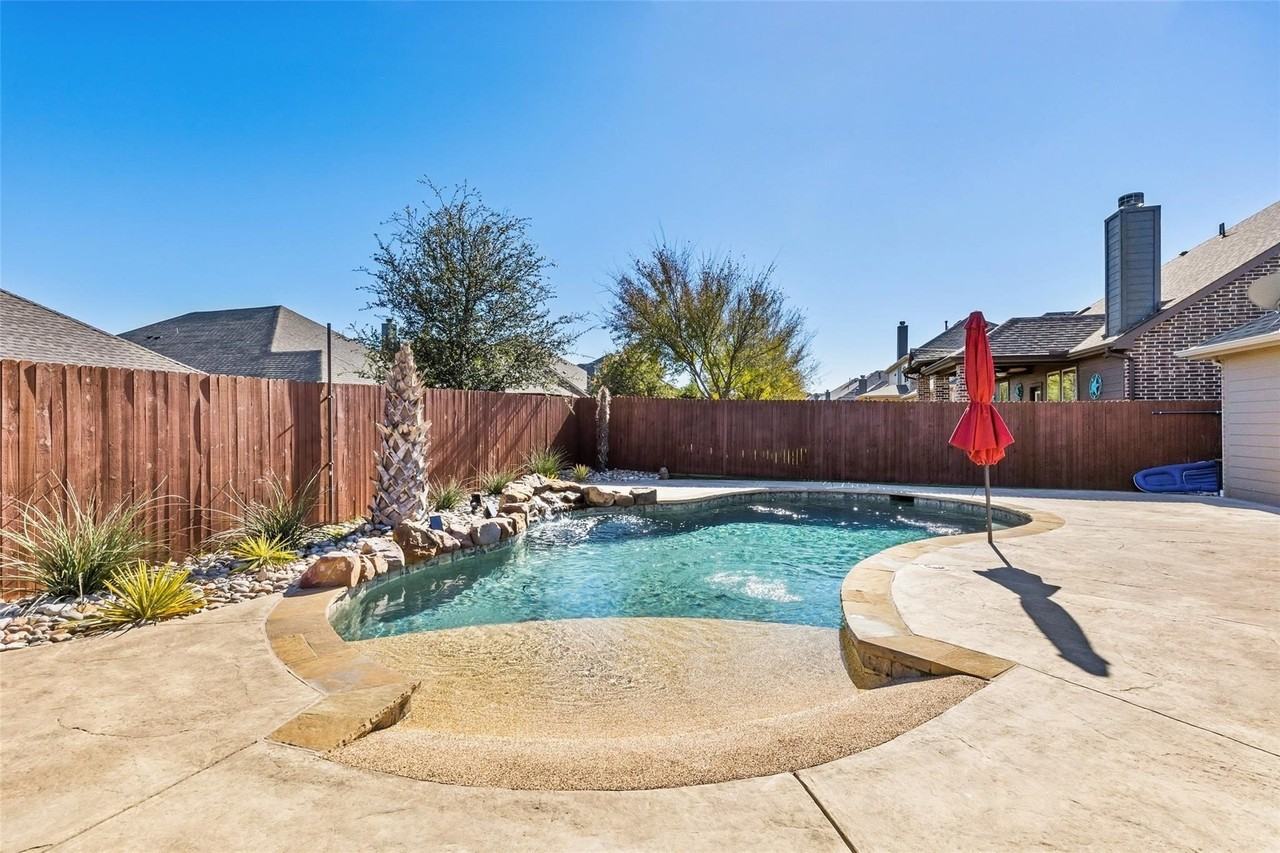 205 Whitman Dr - Photo 2 of 25