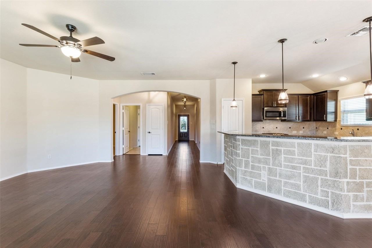 205 Whitman Dr - Photo 4 of 25