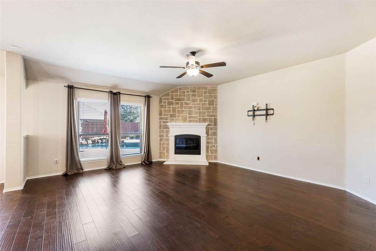 205 Whitman Dr - Photo 6 of 25