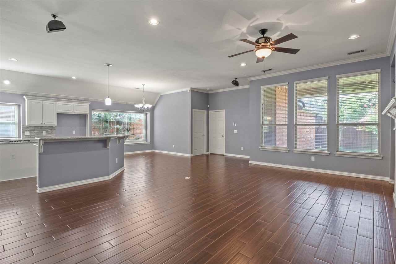 1003 Hunters Creek Dr - Photo 3 of 21