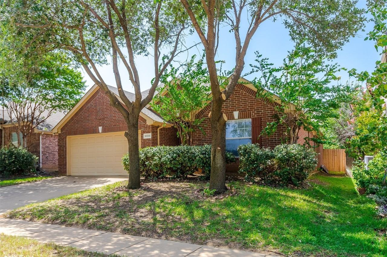 10041 Daly Dr - Photo 3 of 31