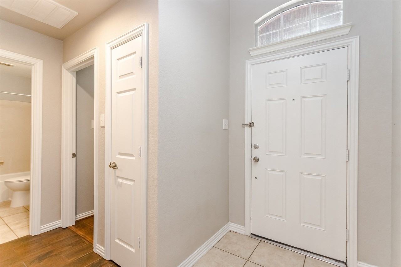 10041 Daly Dr - Photo 4 of 31
