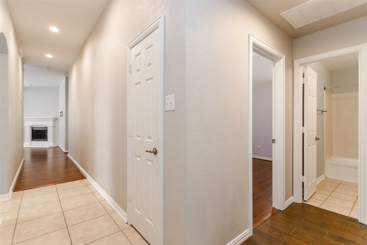 10041 Daly Dr - Photo 5 of 31