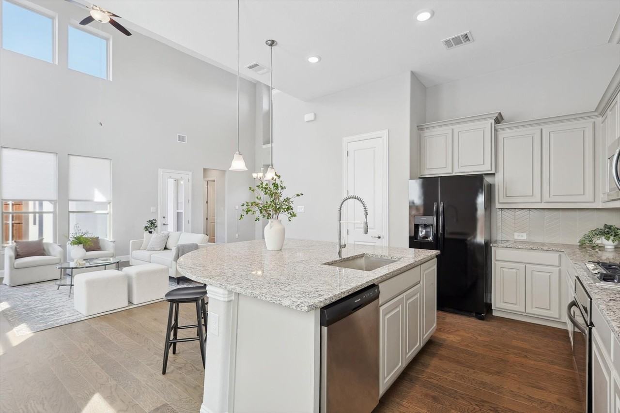 727 Waterbrook Pkwy - Photo 2 of 36