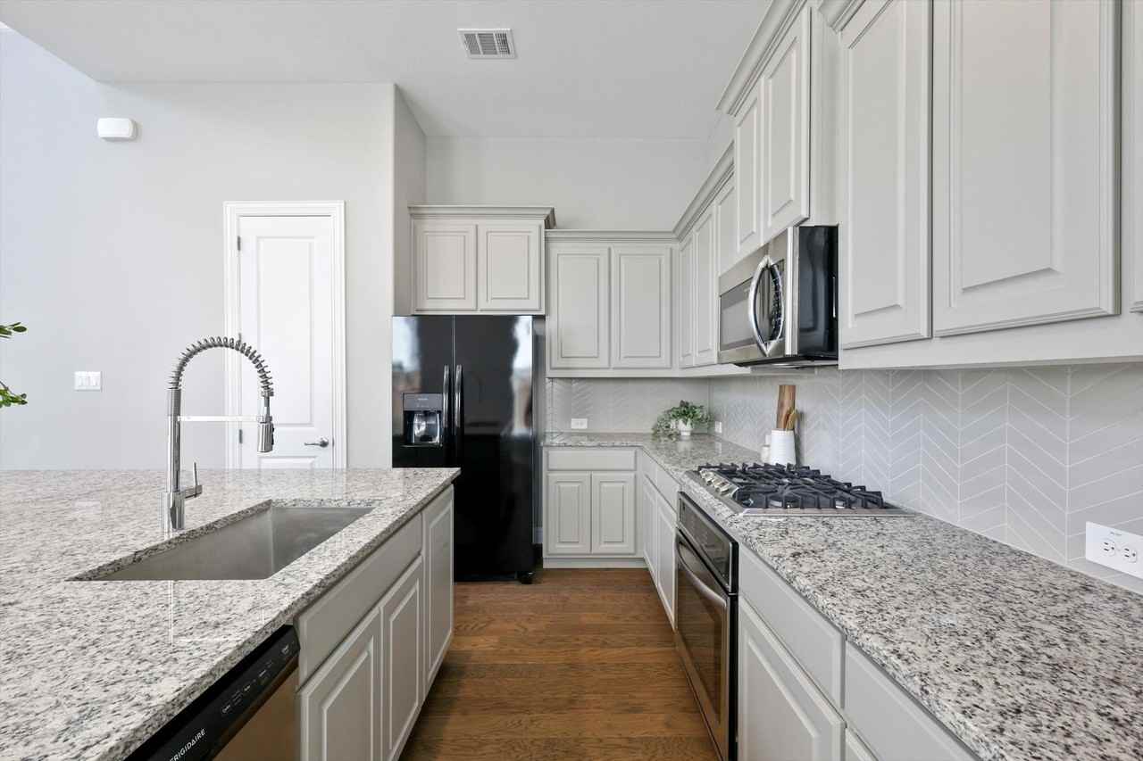 727 Waterbrook Pkwy - Photo 3 of 36