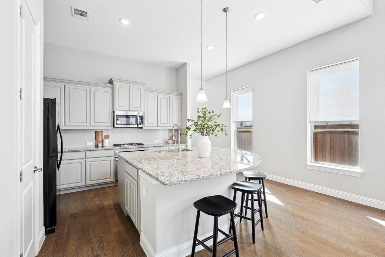 727 Waterbrook Pkwy - Photo 5 of 36