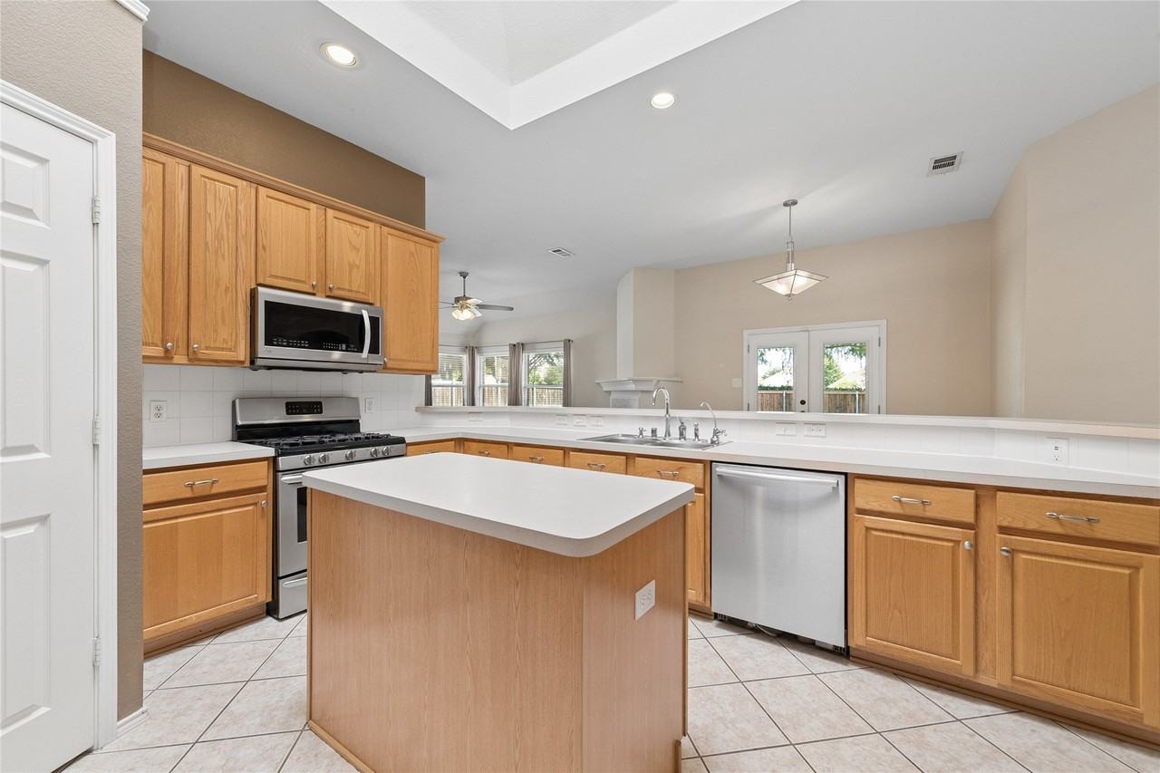9733 Lovers Ln - Photo 7 of 33