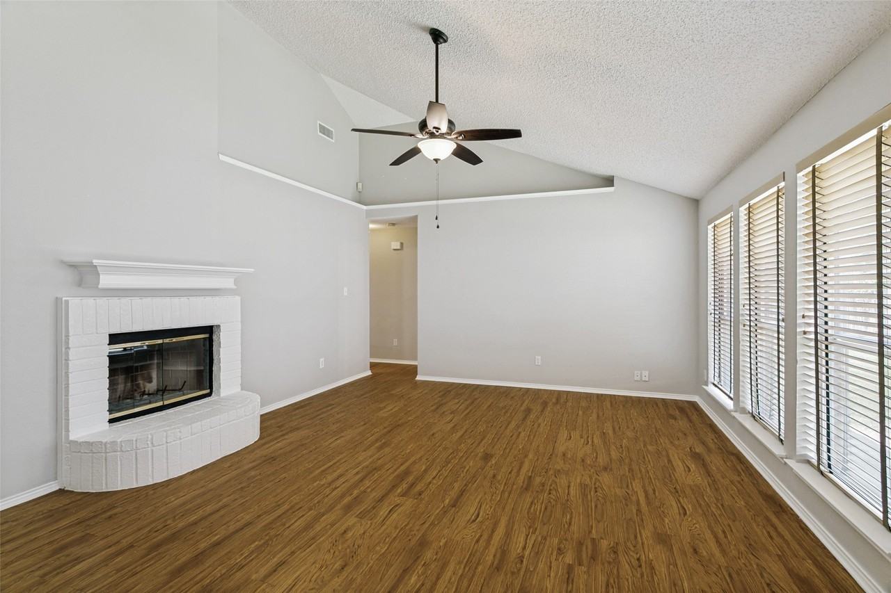 10820 Pebblecreek Ct - Photo 2 of 12