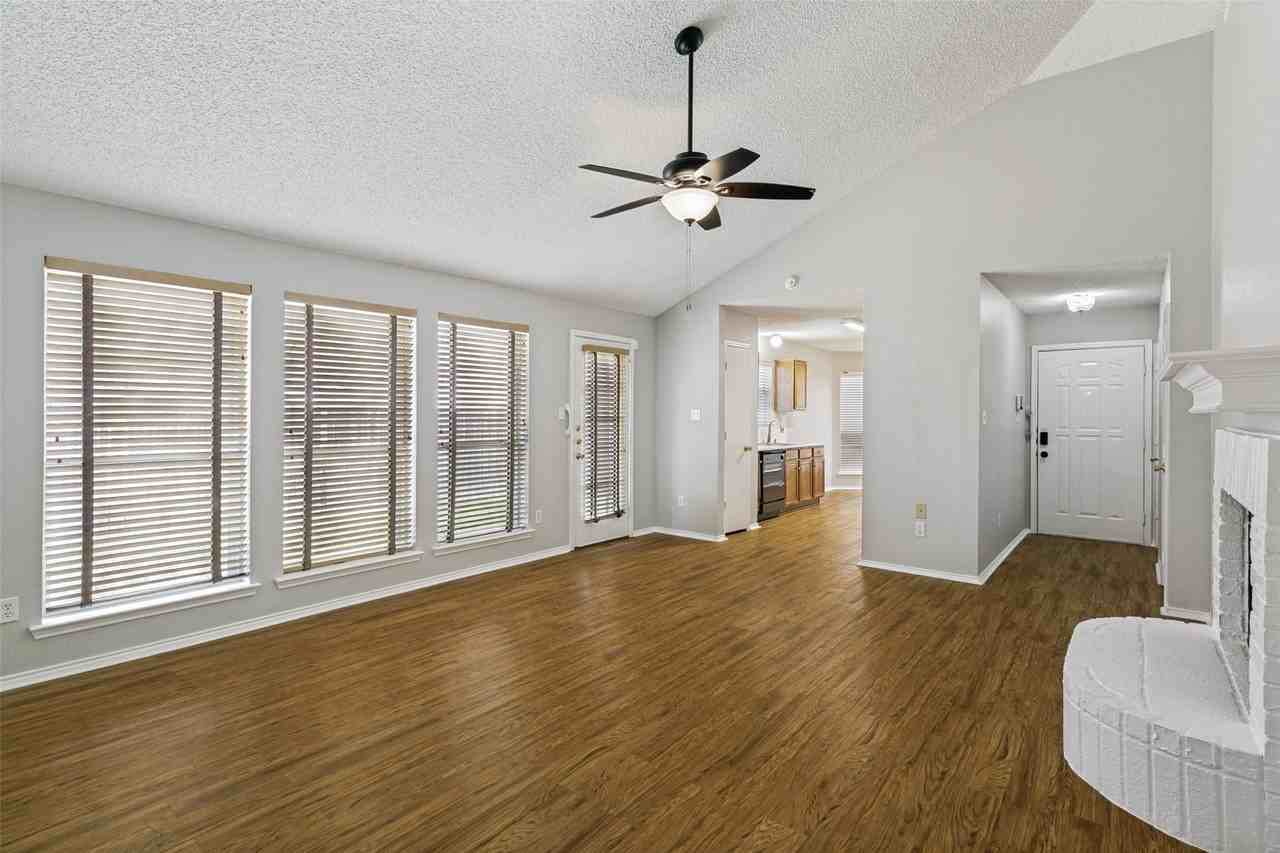 10820 Pebblecreek Ct - Photo 4 of 12