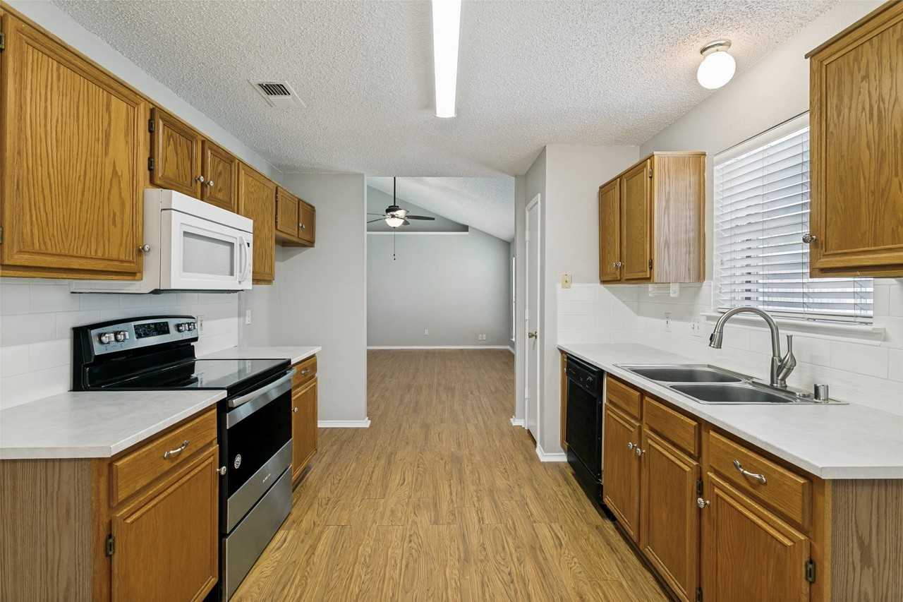 10820 Pebblecreek Ct - Photo 5 of 12