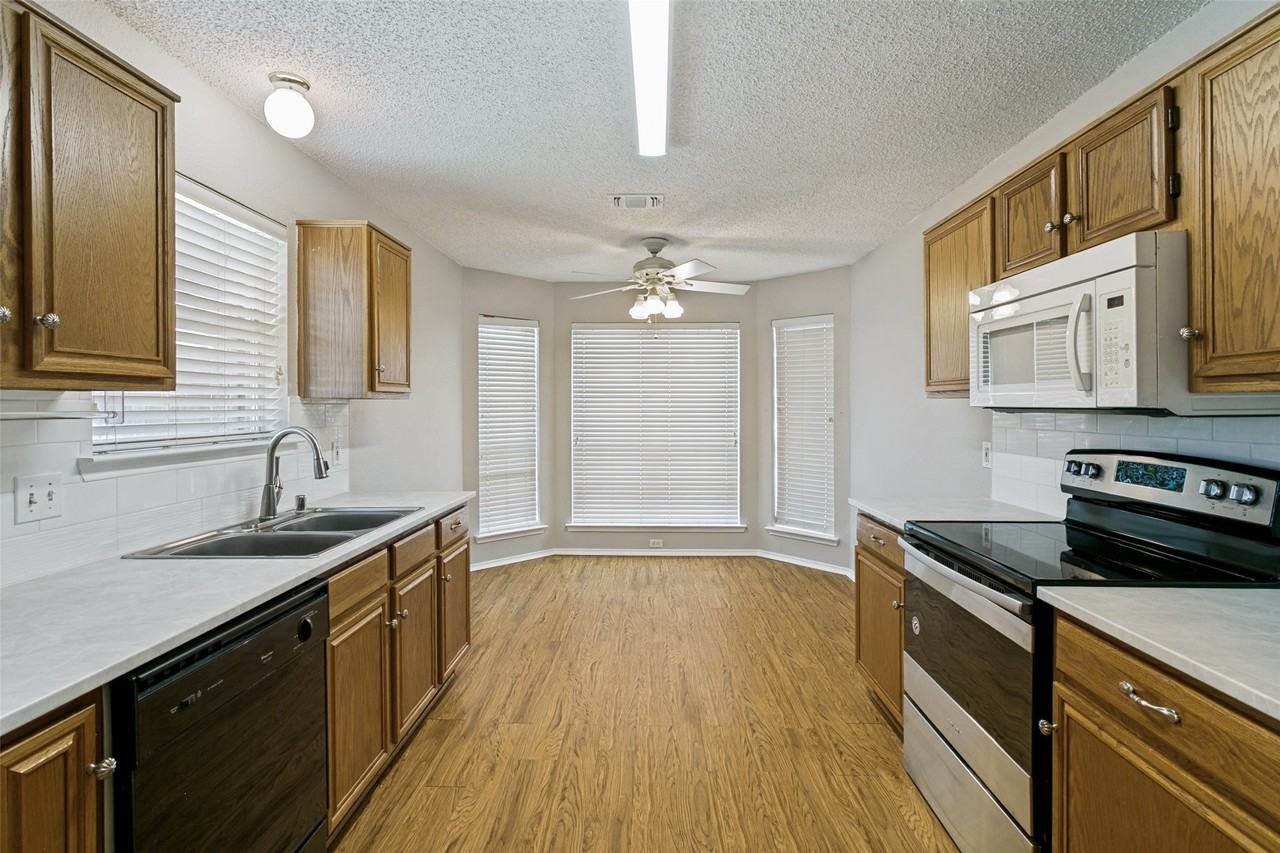 10820 Pebblecreek Ct - Photo 6 of 12