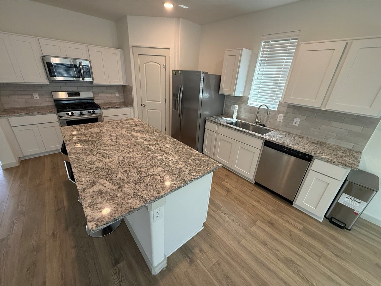 1106 Arborwood Dr - Photo 4 of 27