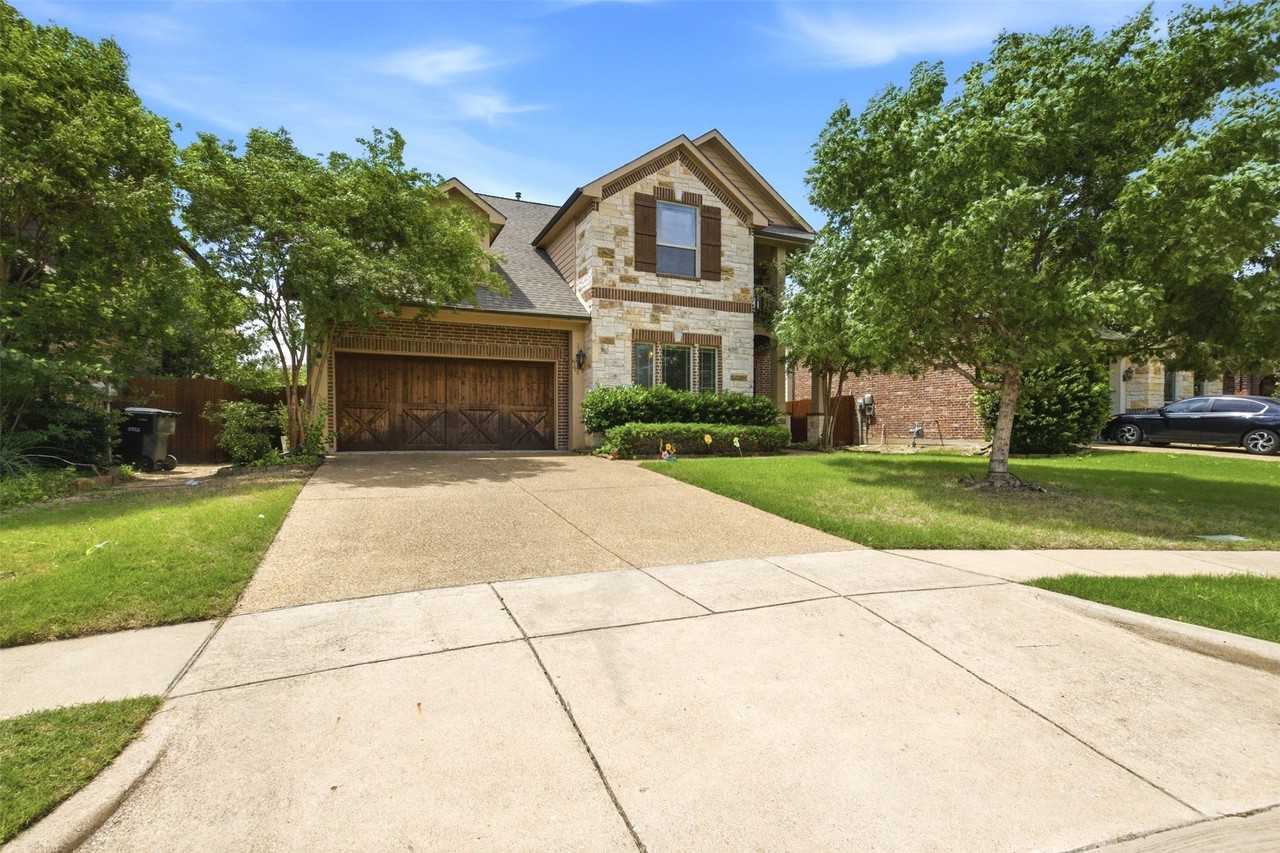 2304 Lynbridge Cir - Photo 2 of 38