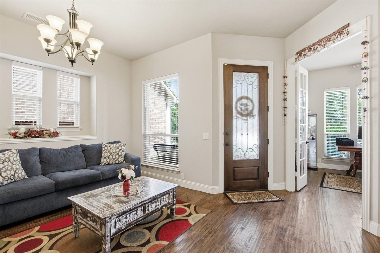 2304 Lynbridge Cir - Photo 4 of 38