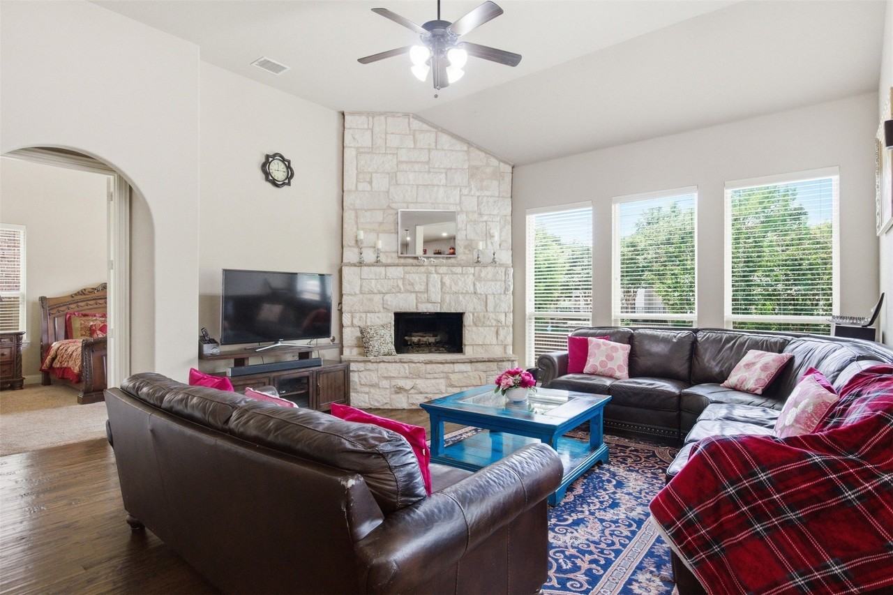 2304 Lynbridge Cir - Photo 6 of 38