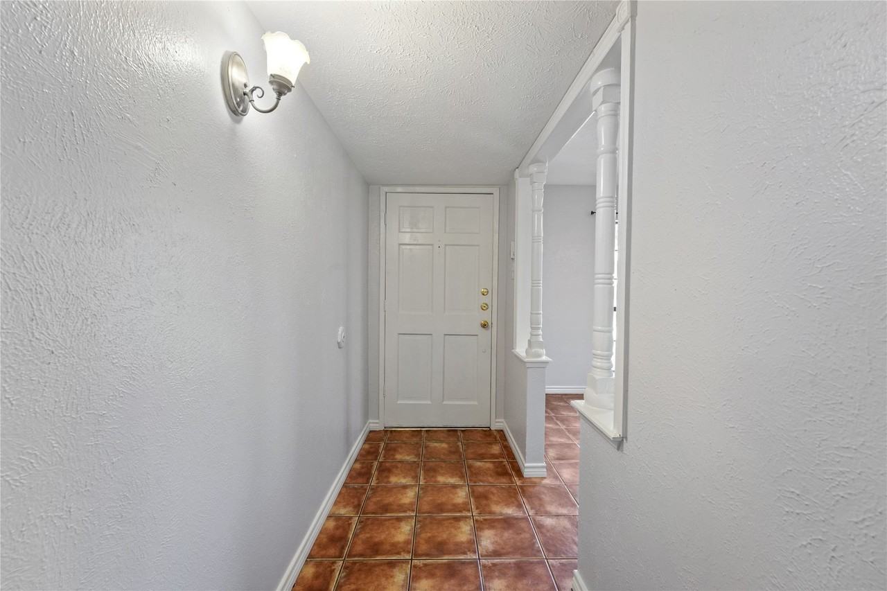 9214 Vagas Dr - Photo 5 of 28