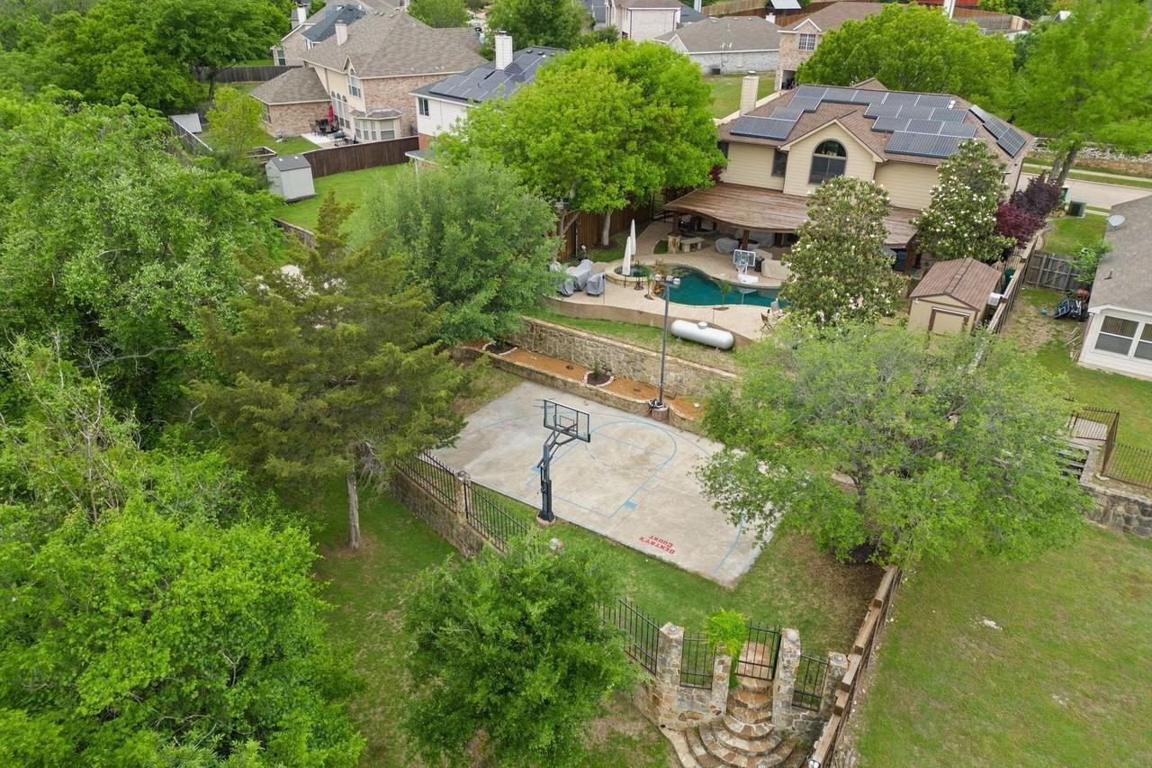 1088 Pondview Dr - Photo 4 of 40