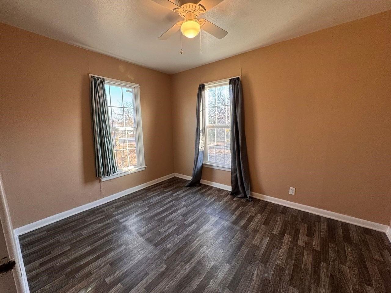 702 4th St - Photo 7 of 10