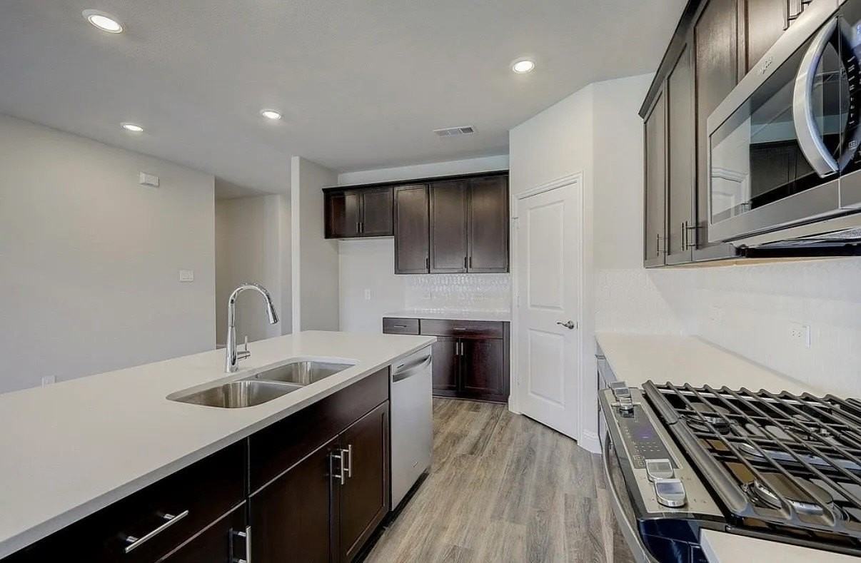 410 Stagg St - Photo 4 of 21