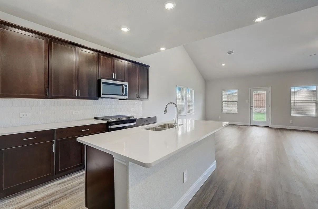 410 Stagg St - Photo 5 of 21