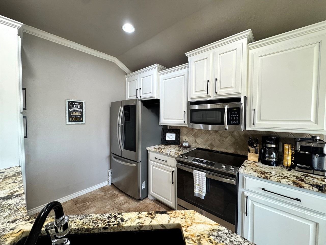 374 Miss Ellie Ln - Photo 2 of 22