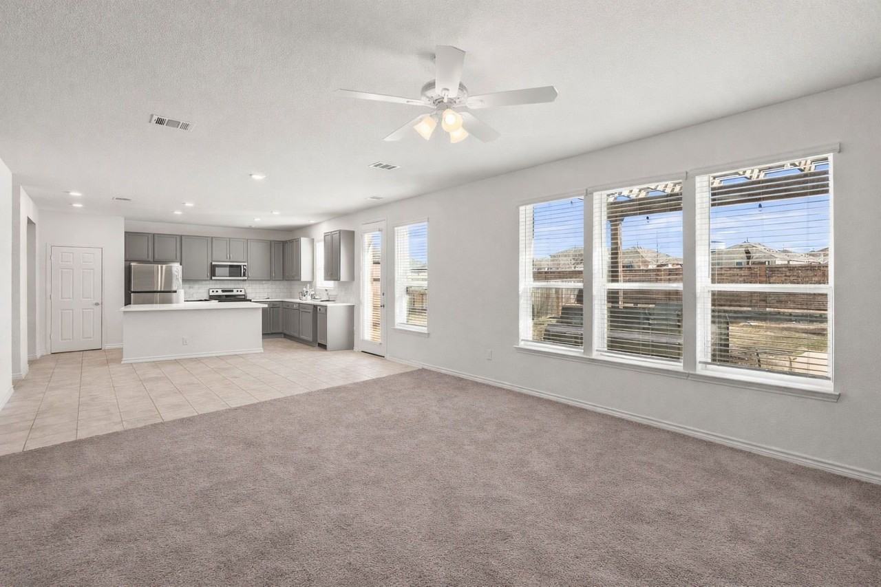 2800 Weston Rd - Photo 7 of 36