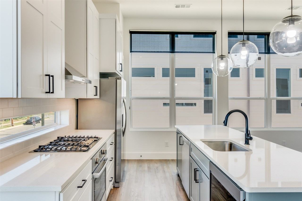 4718 Bryan St #204 - Photo 7 of 12