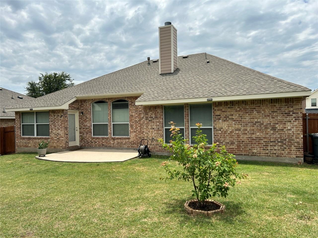 2717 Foxpoint Trl - Photo 2 of 12