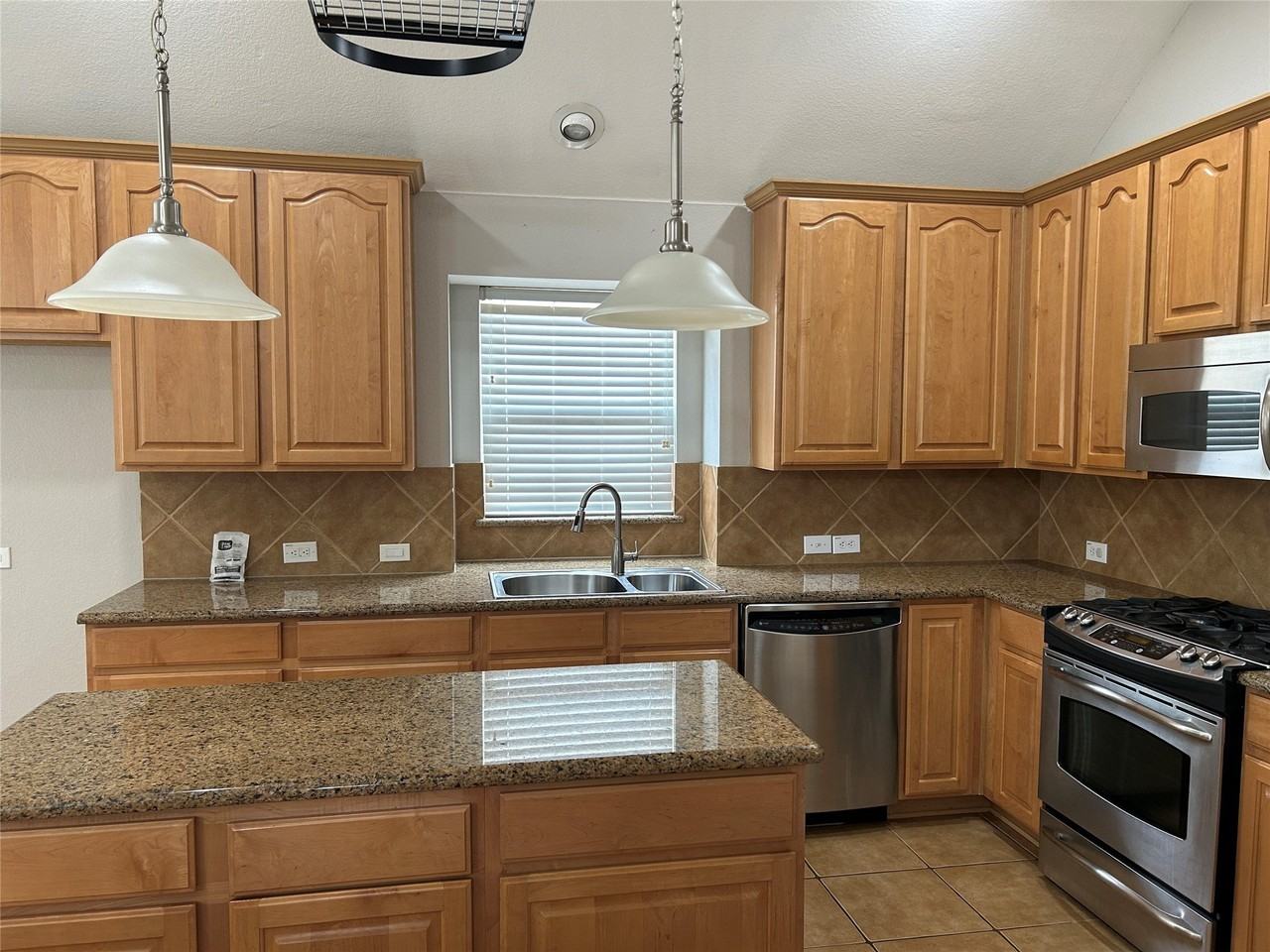 2717 Foxpoint Trl - Photo 6 of 12