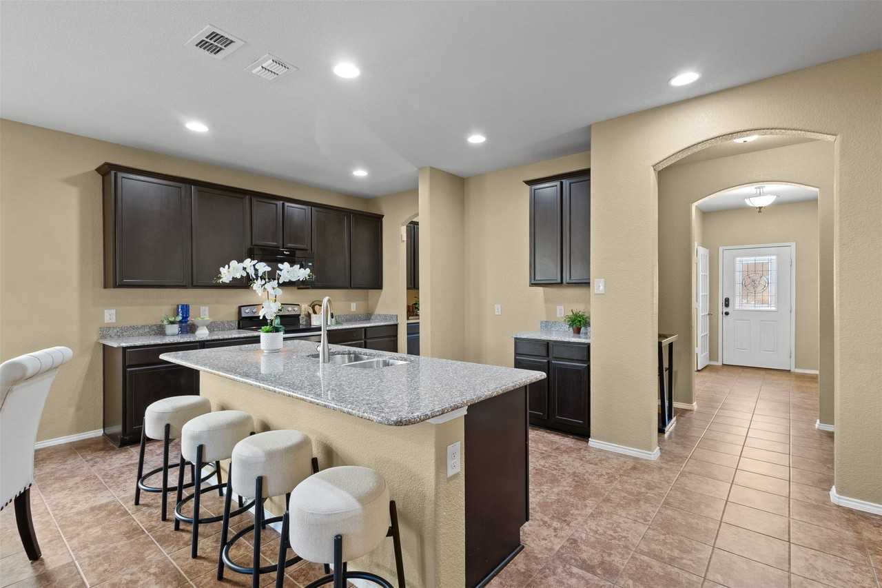 5405 Sea Cove Ln - Photo 2 of 37