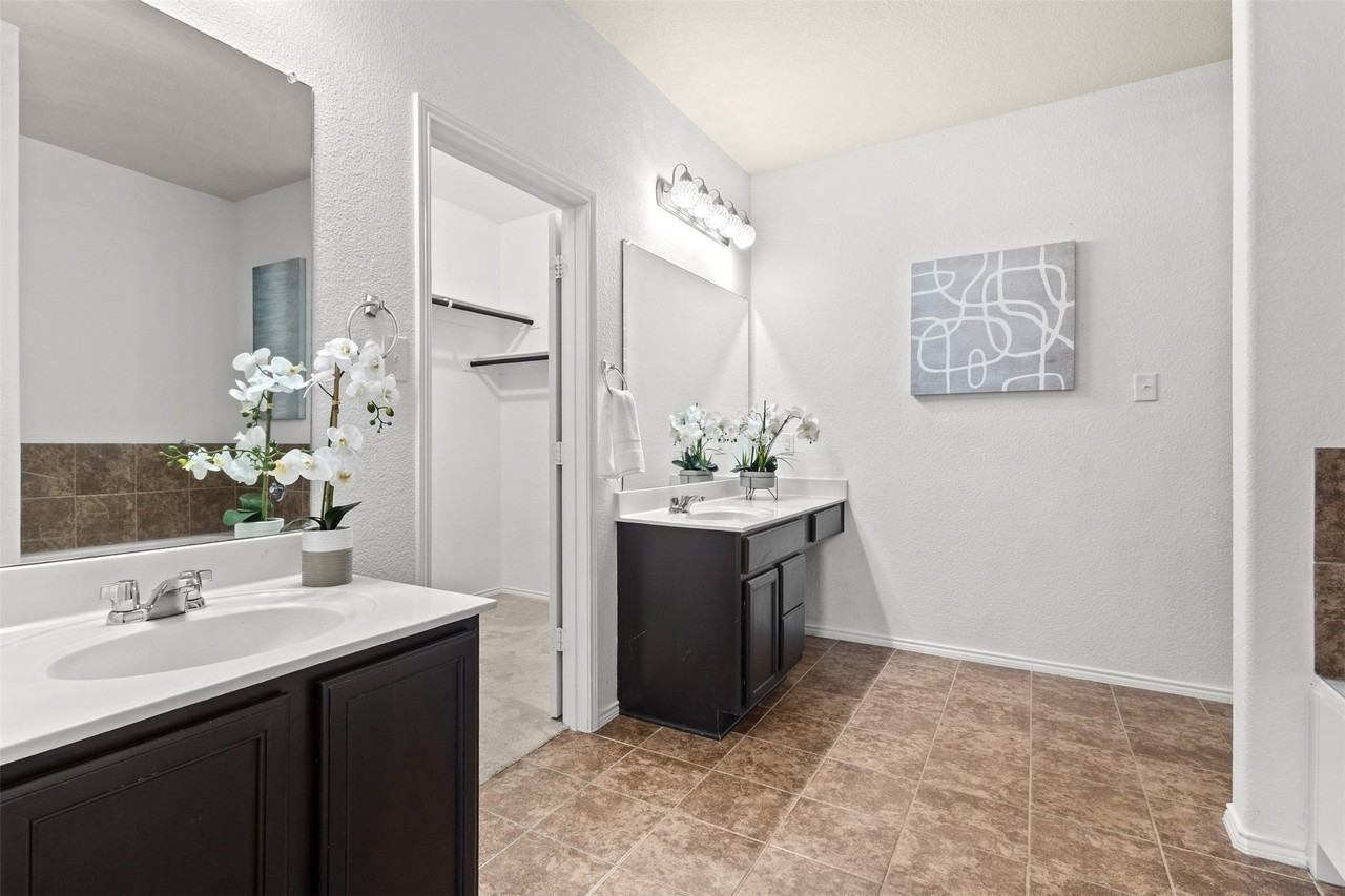 5405 Sea Cove Ln - Photo 4 of 37