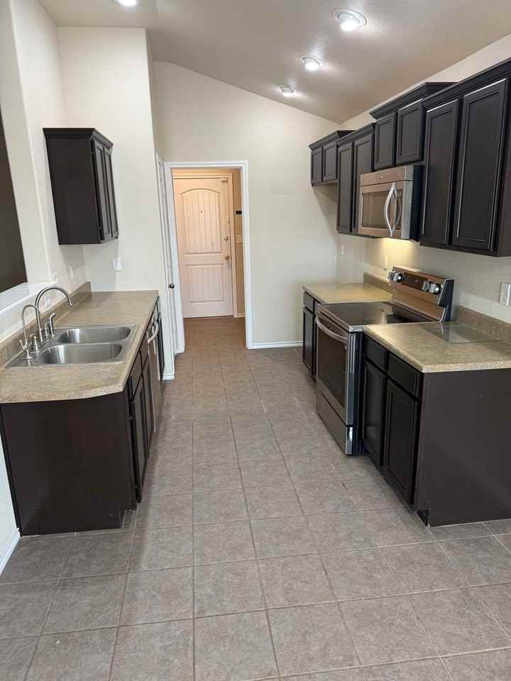 660 Duke Ave - Photo 5 of 15
