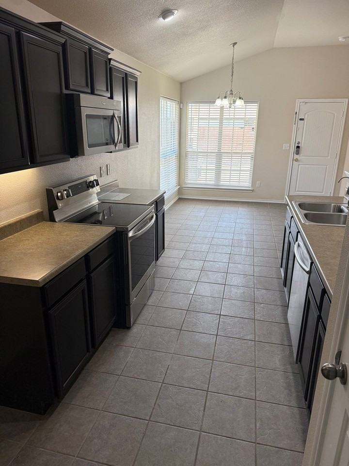 660 Duke Ave - Photo 6 of 15