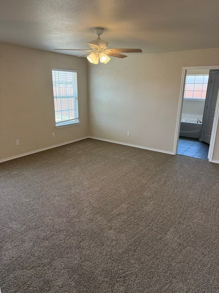 660 Duke Ave - Photo 7 of 15