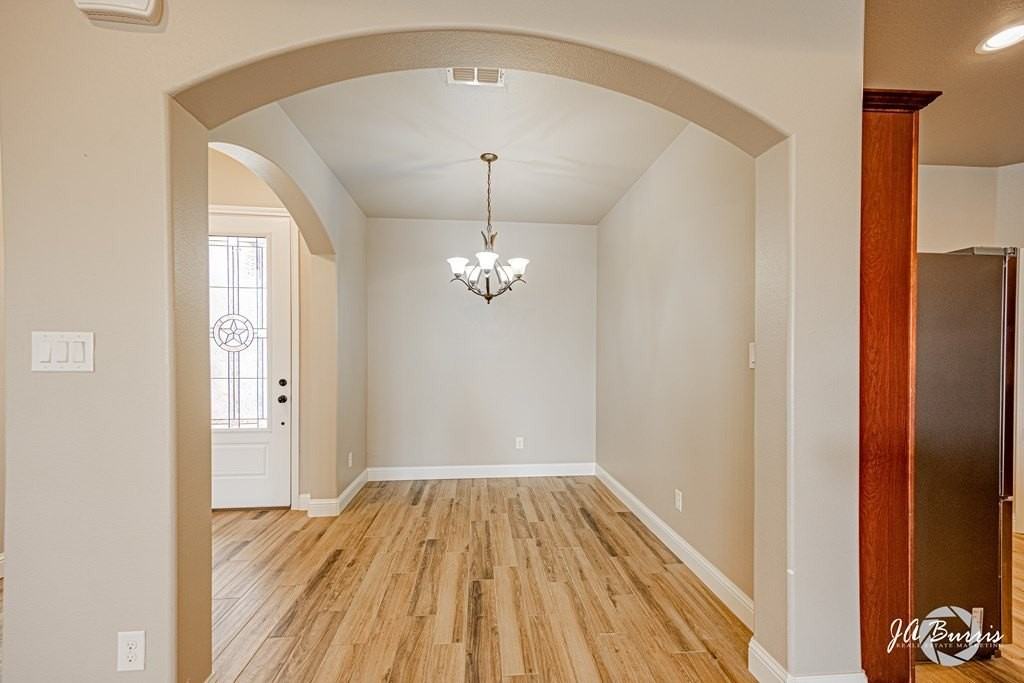 6017 Aurora Way - Photo 5 of 32