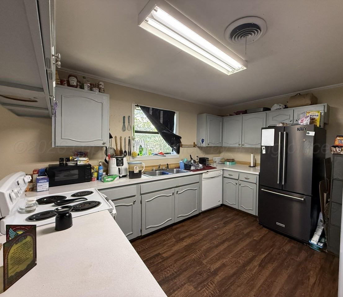 1033 Farley St - Photo 4 of 16