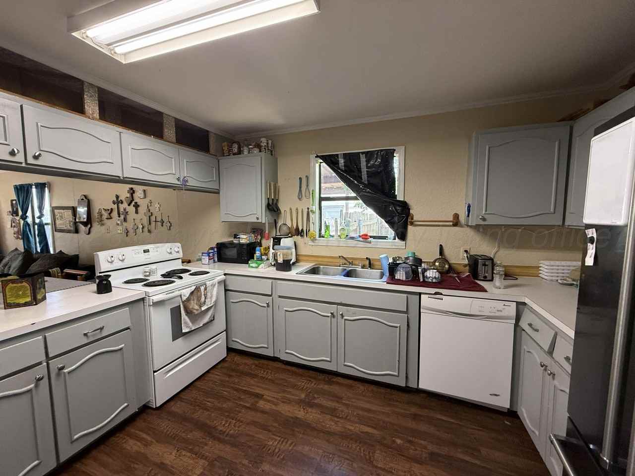 1033 Farley St - Photo 5 of 16
