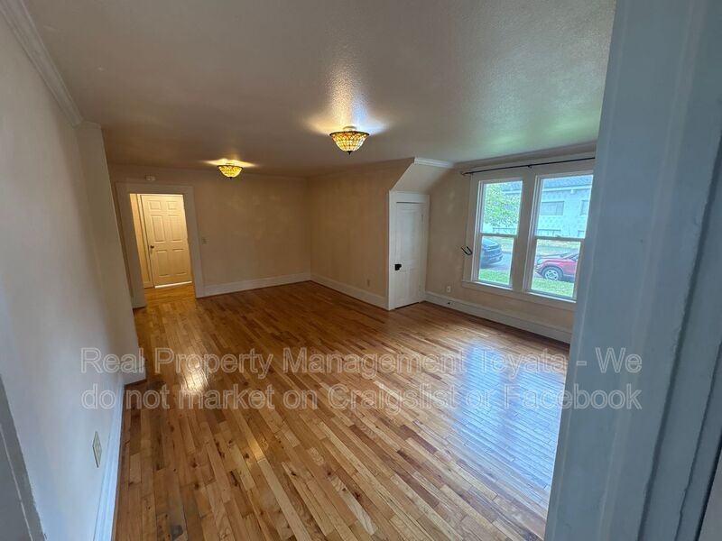 1405 Halleck St - Photo 5 of 22