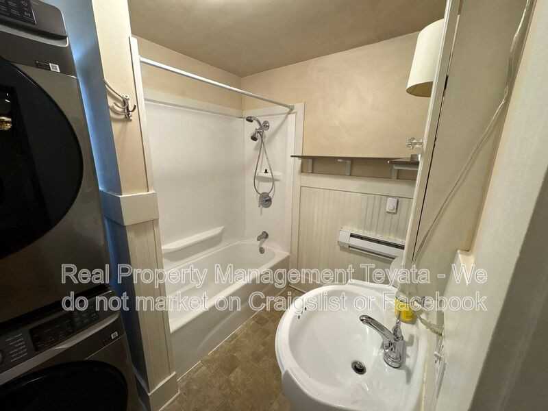 1405 Halleck St - Photo 6 of 22