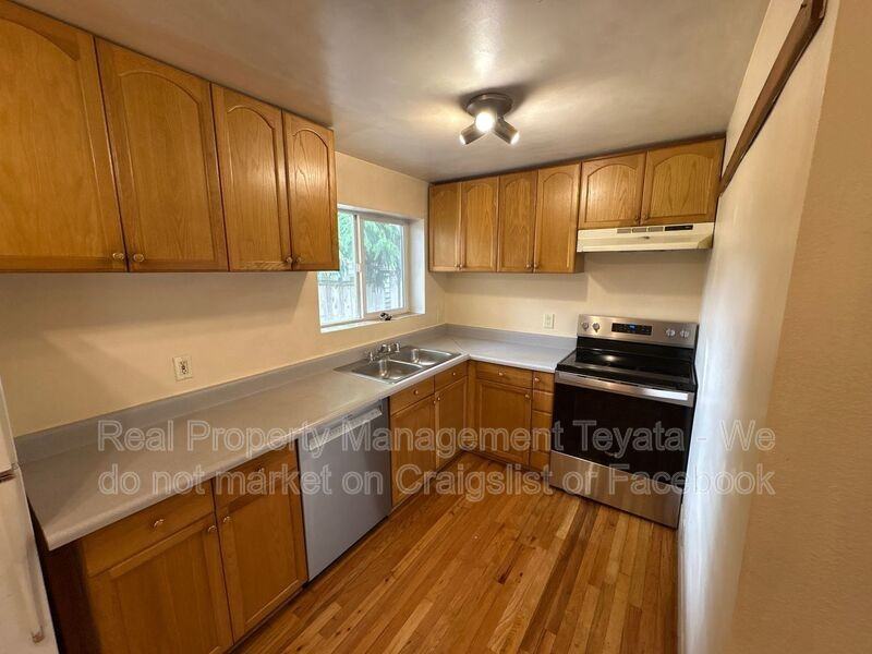 1405 Halleck St - Photo 7 of 22