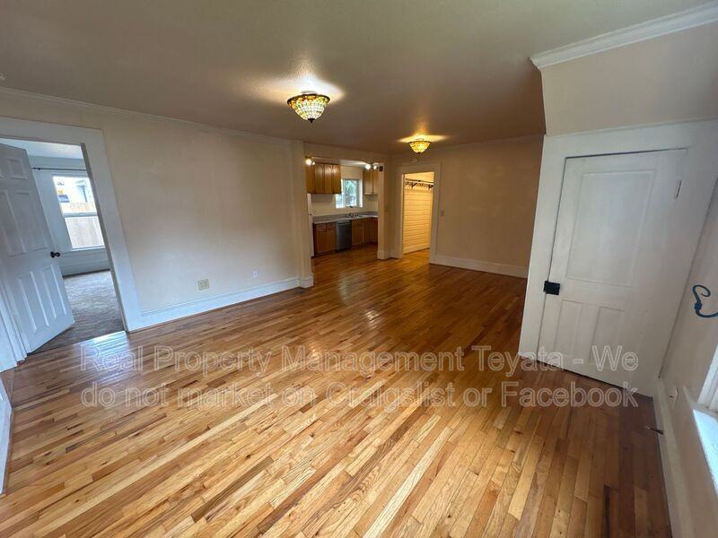 1405 Halleck St - Photo 4 of 22