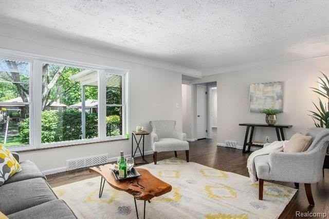 21905 Sussex St - Photo 2 of 16
