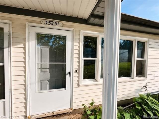 35251 Melton St - Photo 2 of 9