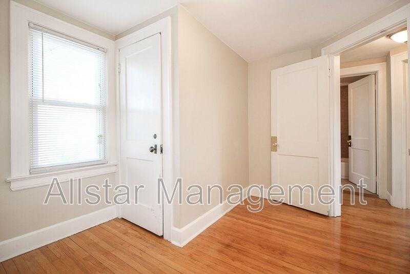 14210 Athens Ave - Photo 4 of 33