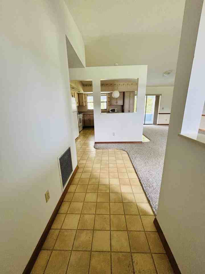 337 Nw Tyler Ave - Photo 5 of 31