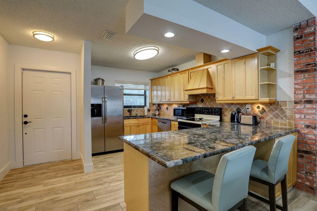 639 Banks Rd - Photo 4 of 44