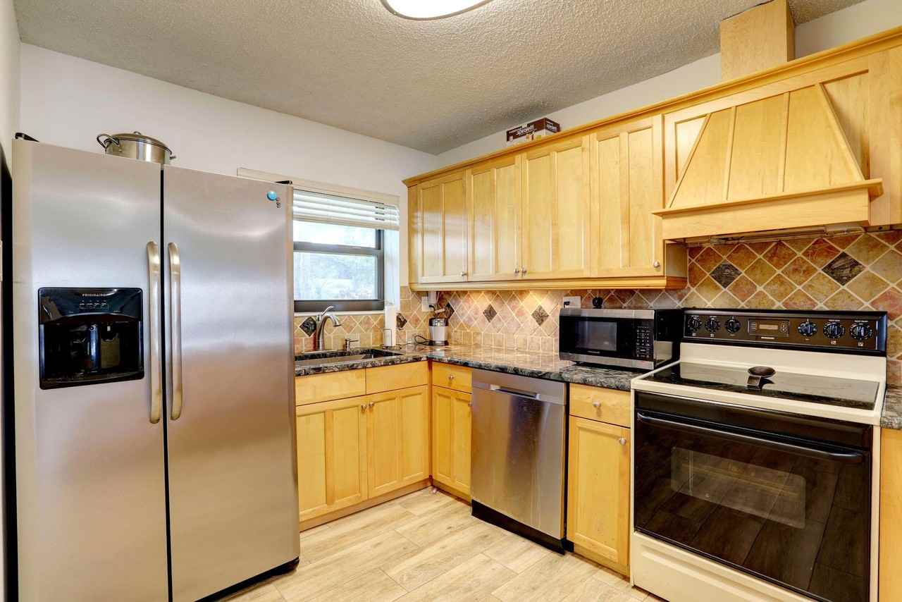 639 Banks Rd - Photo 5 of 44