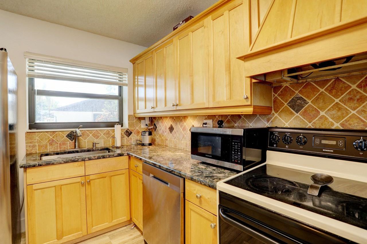 639 Banks Rd - Photo 6 of 44